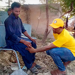 Frivillige Hjælpere fra på tværs af Pakistan tilvejebringer assister, medicin, mad og vigtige forsyninger til dem, der er påvirket af oversvømmelserne.
