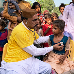 יועצים רוחניים מתנדבים מכל רחבי פקיסטן מספקים סיועים, תרופות, מזון ואספקה חיונית לאלה שנפגעו מהשיטפונות.