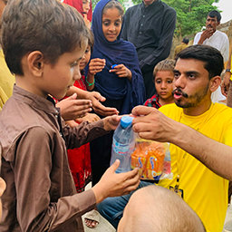 יועצים רוחניים מתנדבים מכל רחבי פקיסטן מספקים סיועים, תרופות, מזון ואספקה חיונית לאלה שנפגעו מהשיטפונות.