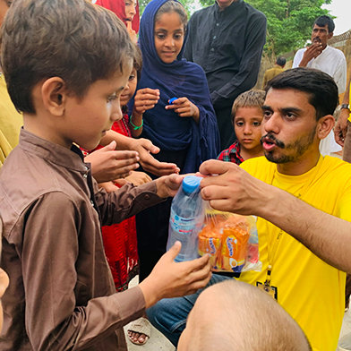 Los Ministros Voluntarios de todo Pakistán proporcionan ayudas, medicamentos, alimentos y suministros vitales a los afectados por las inundaciones.