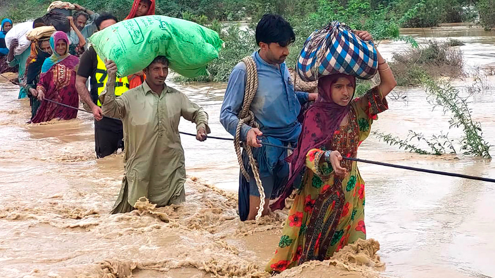 巴基斯坦各地的志願牧師來到各個洪區，為災民們提供援助法、藥物、食物和重要補給品。