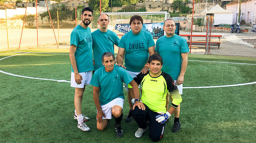 Η ομάδα του Ένας Κόσμος Χωρίς Ναρκωτικά του Κάλιαρι κερδίζει στο τουρνουά ποδοσφαίρου προωθώντας μια ζωή χωρίς ναρκωτικά.