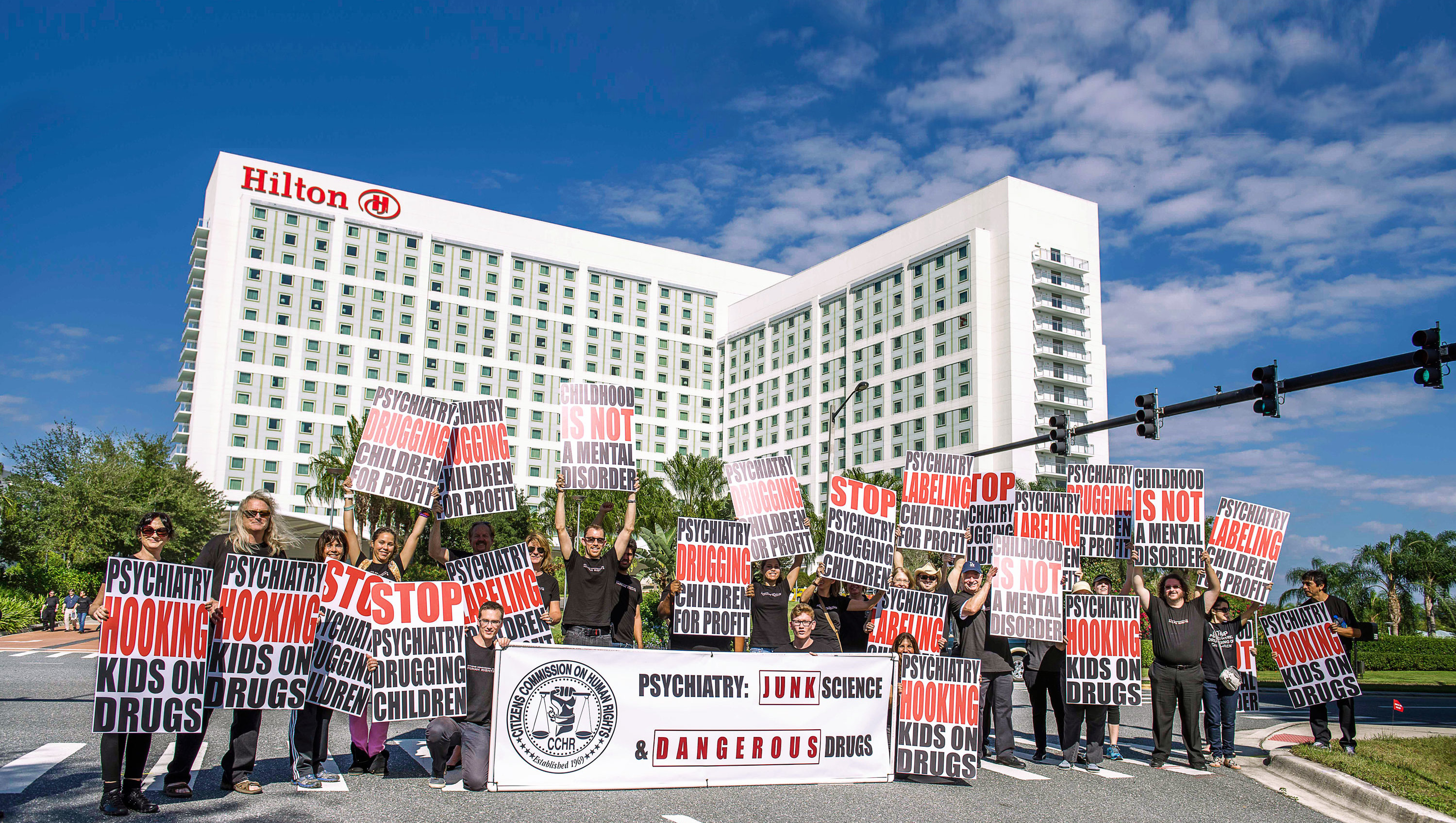 Die CCHR protestiert beim Kongress der Neurowissenschaftler