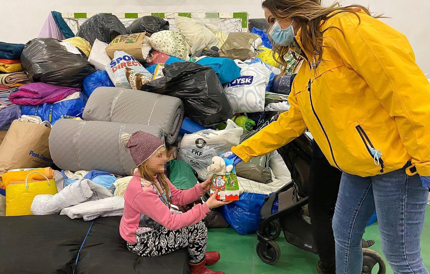 Los Ministros Voluntarios en Hungría distribuyen alimentos y juguetes a los niños ucranianos en las ciudades y pueblos colindantes.