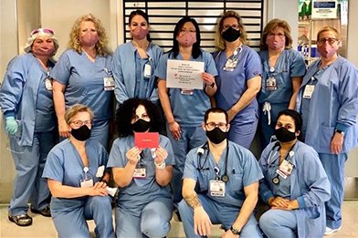 Krankenschwestern aus einem Krankenhaus in Connecticut tragen ihre gespendeten Mundschutze, die von einem Scientologist aus Los Angeles geliefert wurden.