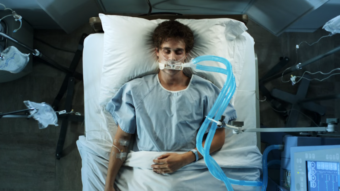 La droga sintetica viene creata usando sostanze chimiche artificiali anziché componenti naturali.