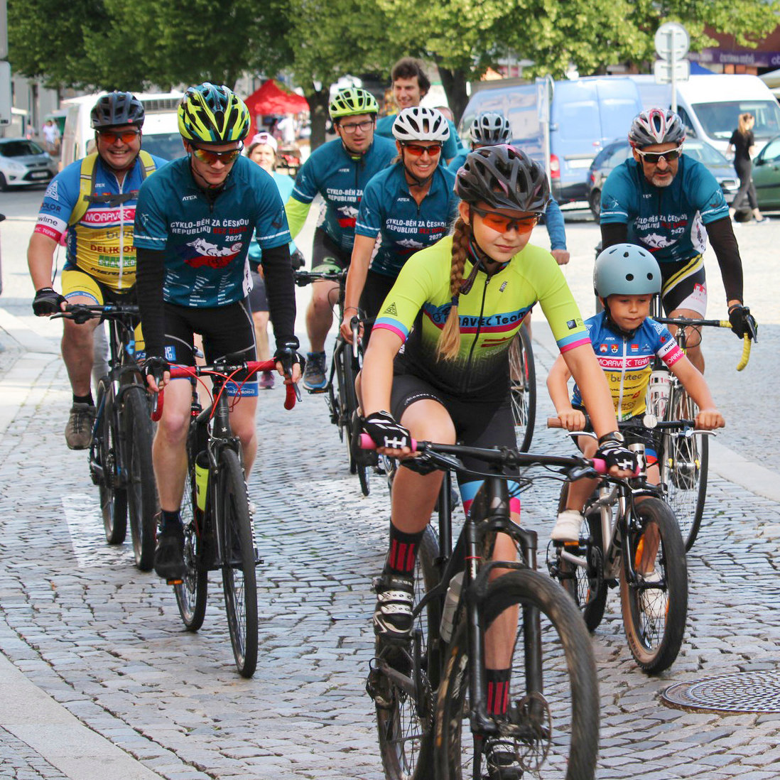 В сопровождении молодых спортивных энтузиастов команда велопробега покидает город Босковице.