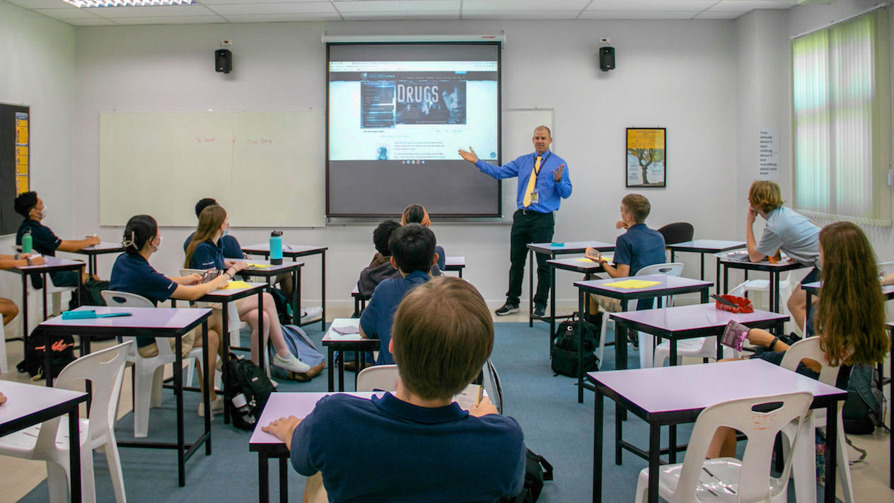 Health teacher Dennis Reed uses the Truth About Drugs materials with his students.