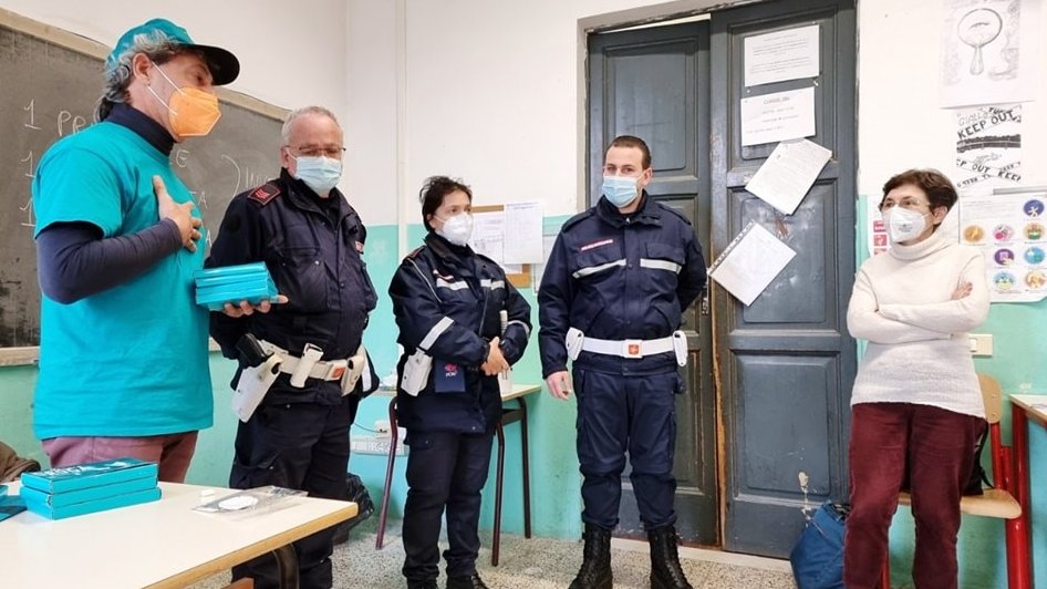 Ehrenamtliche der Drug-Free World und Polizeibeamte arbeiten Hand in Hand, um Jugendliche über die schädlichen Wirkungen von Drogen aufzuklären.