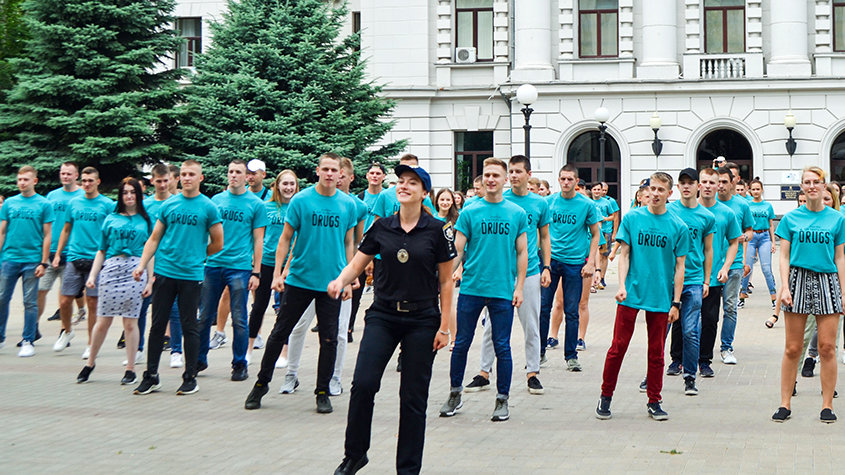 在烏克蘭，迪尼普洛，當地警察率領無毒世界團隊展開閃舞表演。