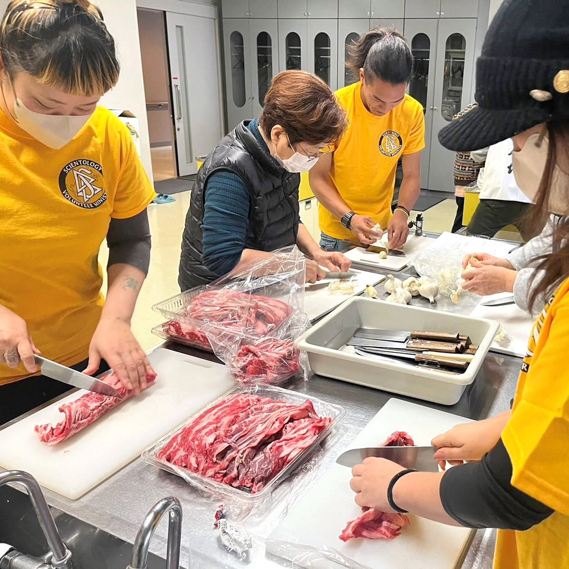 Un equipo de más de 20 VMs de Tokio ayudó a miles de personas en centros de evacuación en las ciudades de Hime y Nanao, dos de las zonas más afectadas, estableciendo camas temporales, preparando comidas calientes y entregando ayudas a los evacuados y al personal.