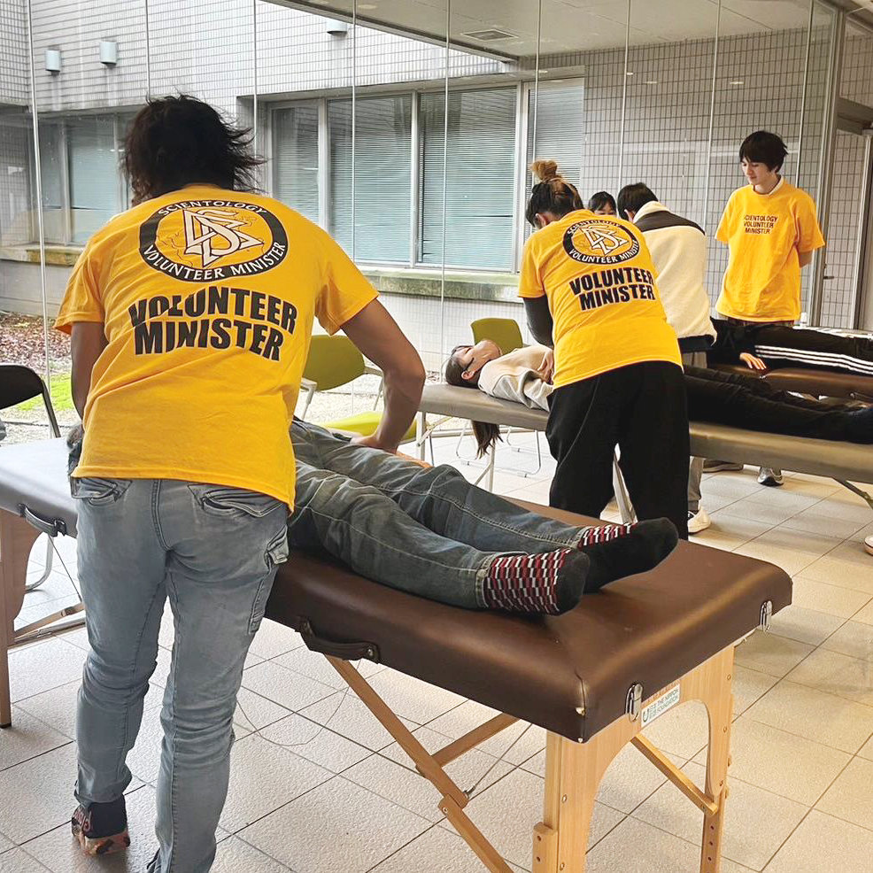 Un equipo de más de 20 VMs de Tokio ayudó a miles de personas en centros de evacuación en las ciudades de Hime y Nanao, dos de las zonas más afectadas, estableciendo camas temporales, preparando comidas calientes y entregando ayudas a los evacuados y al personal.