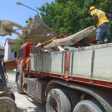 In the city of Cesena, one of the worst-hit areas, a team of VMs clear mud and debris from the streets with the aid of a Bobcat bulldozer and a truck. They brought this to landfill sites, along with flood-damaged furniture removed from homes and businesses.