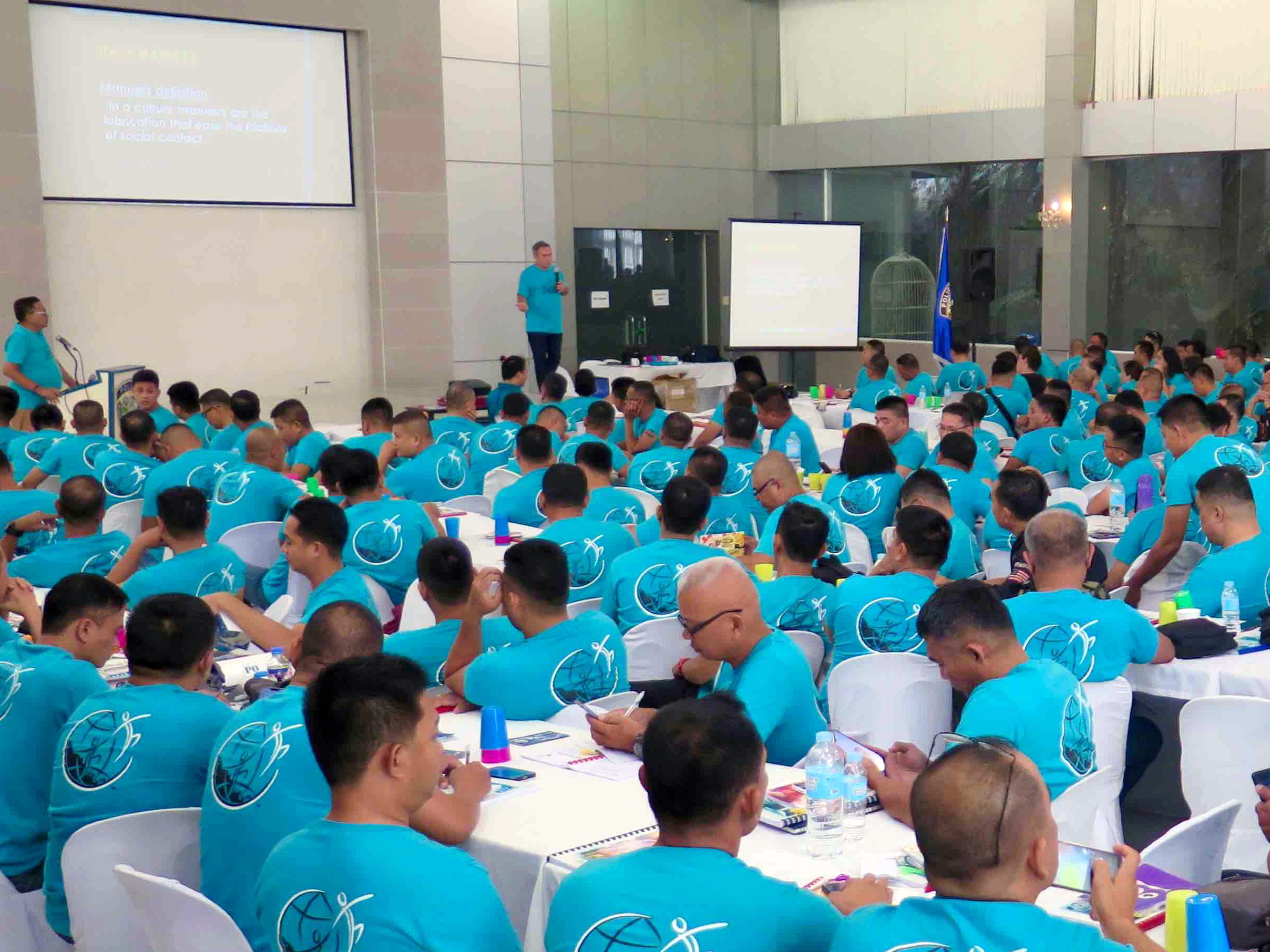 Το Ίδρυμα για Έναν Κόσμο Χωρίς Ναρκωτικά εκπαιδεύει αστυνομικούς από την Υπηρεσία Δίωξης Ναρκωτικών στις Φιλιππίνες πάνω στο πρόγραμμα Η Αλήθεια για τα Ναρκωτικά.