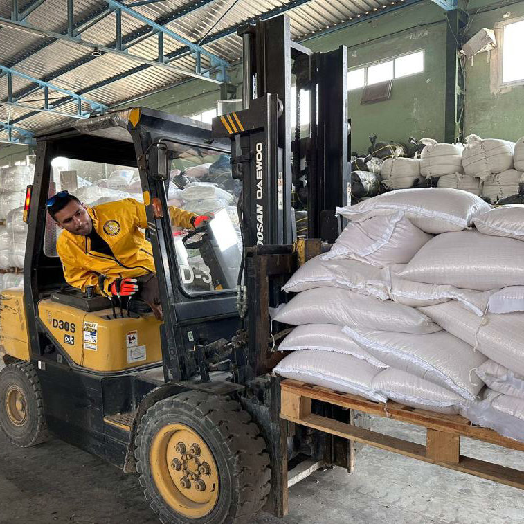 Une file de réfugiés à la recherche de nourriture et de produits de première nécessité arrivent à la Mission de Scientology de Chisinau, en Moldavie, qui sert d’abri et de lieu de distribution temporaire.