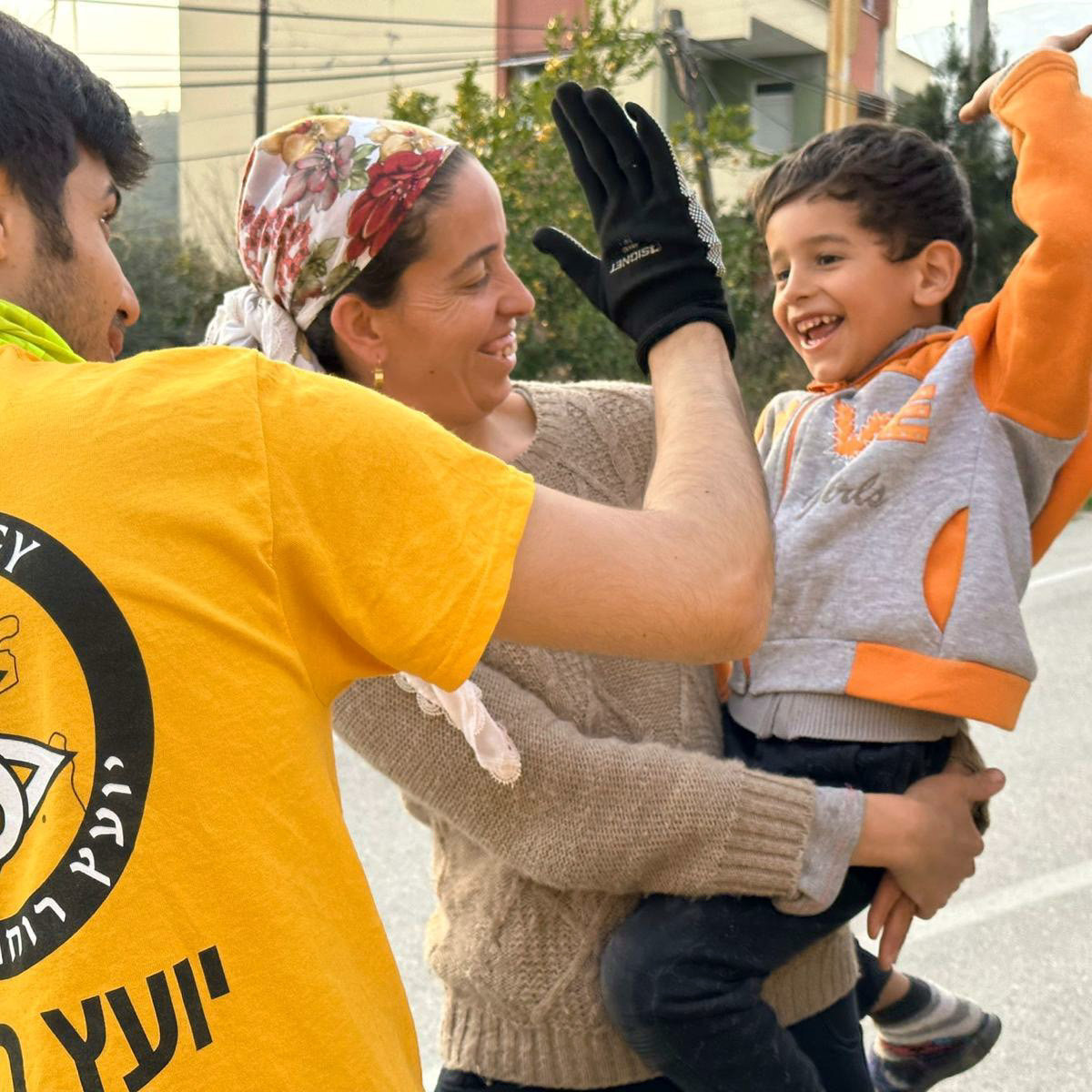 En grupp flyktingar som söker mat och förnödenheter anländer till Scientologys mission i Chisinau i Moldavien, som tjänar som ett temporärt härbärge och distributionsställe.