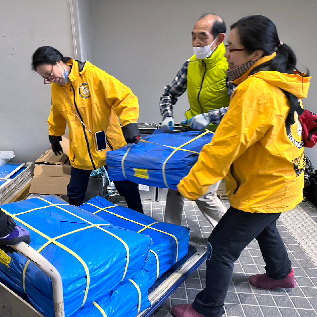 Un equipo de más de 20 VMs de Tokio ayudó a miles de personas en centros de evacuación en las ciudades de Hime y Nanao, dos de las zonas más afectadas, estableciendo camas temporales, preparando comidas calientes y entregando ayudas a los evacuados y al personal.