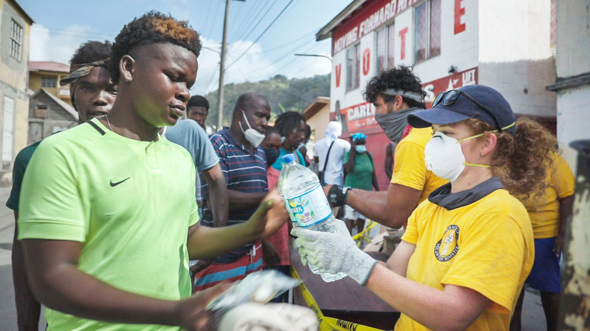Frivillige Hjælpere hjalp med at uddele over 20.000 kg vand, tæpper og andre vigtige forsyninger til de lokale i Saint Vincent.