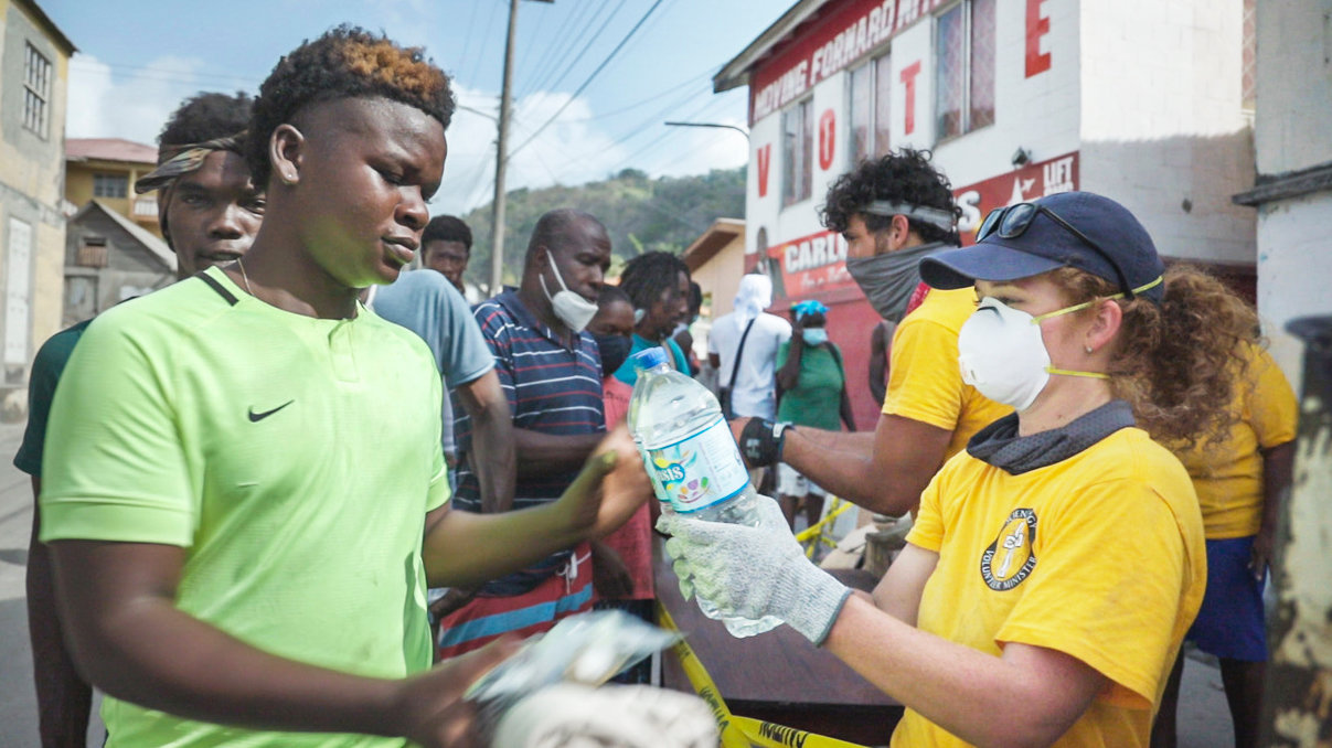 Los VMs ayudaron a distribuir más de 19 900 kilos de agua, mantas y otros suministros vitales a los lugareños en St. Vincent.