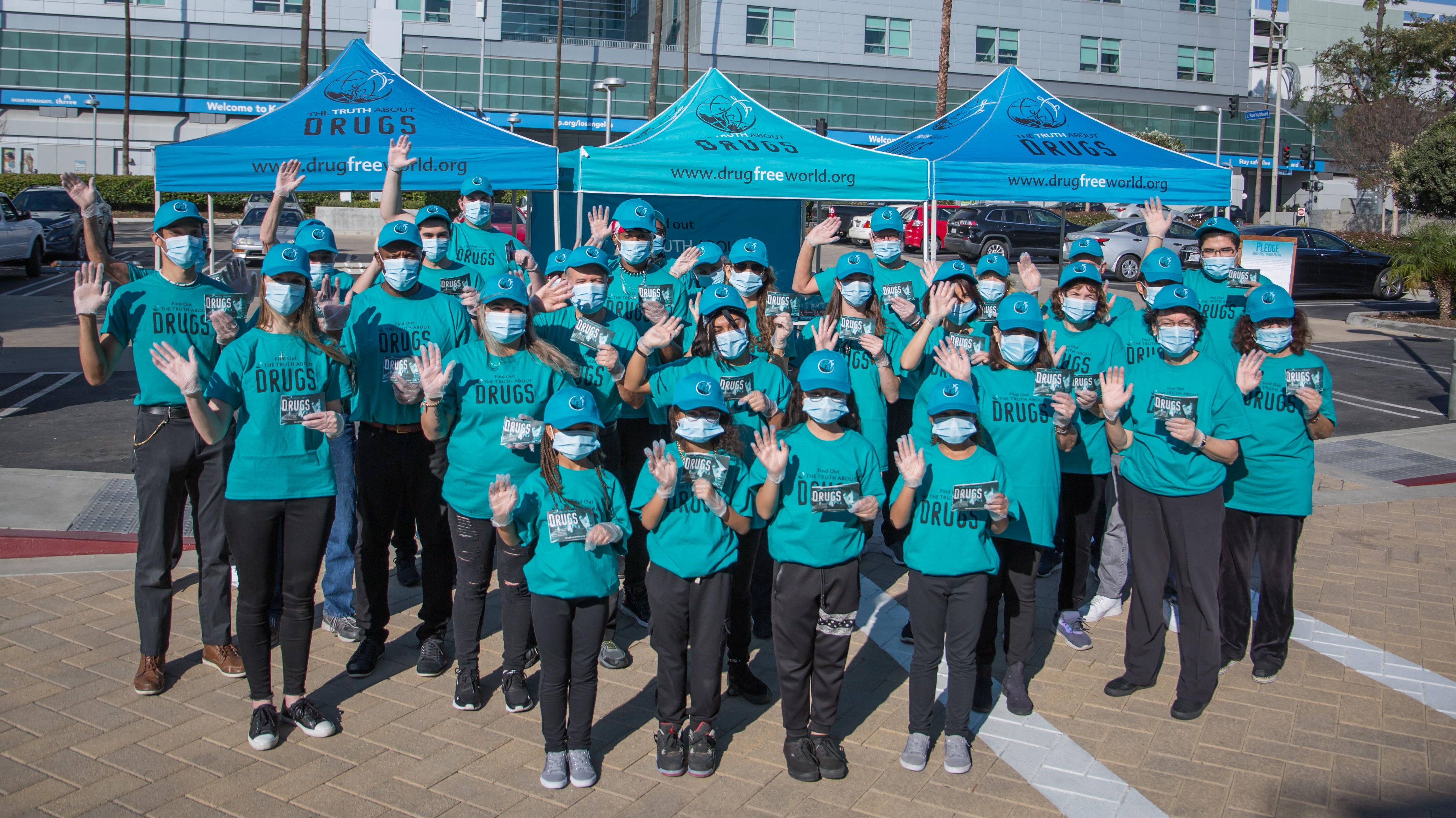 מתנדבים של 'עולם נקי מסמים' מסייעים לקהילה עם חינוך על סמים.