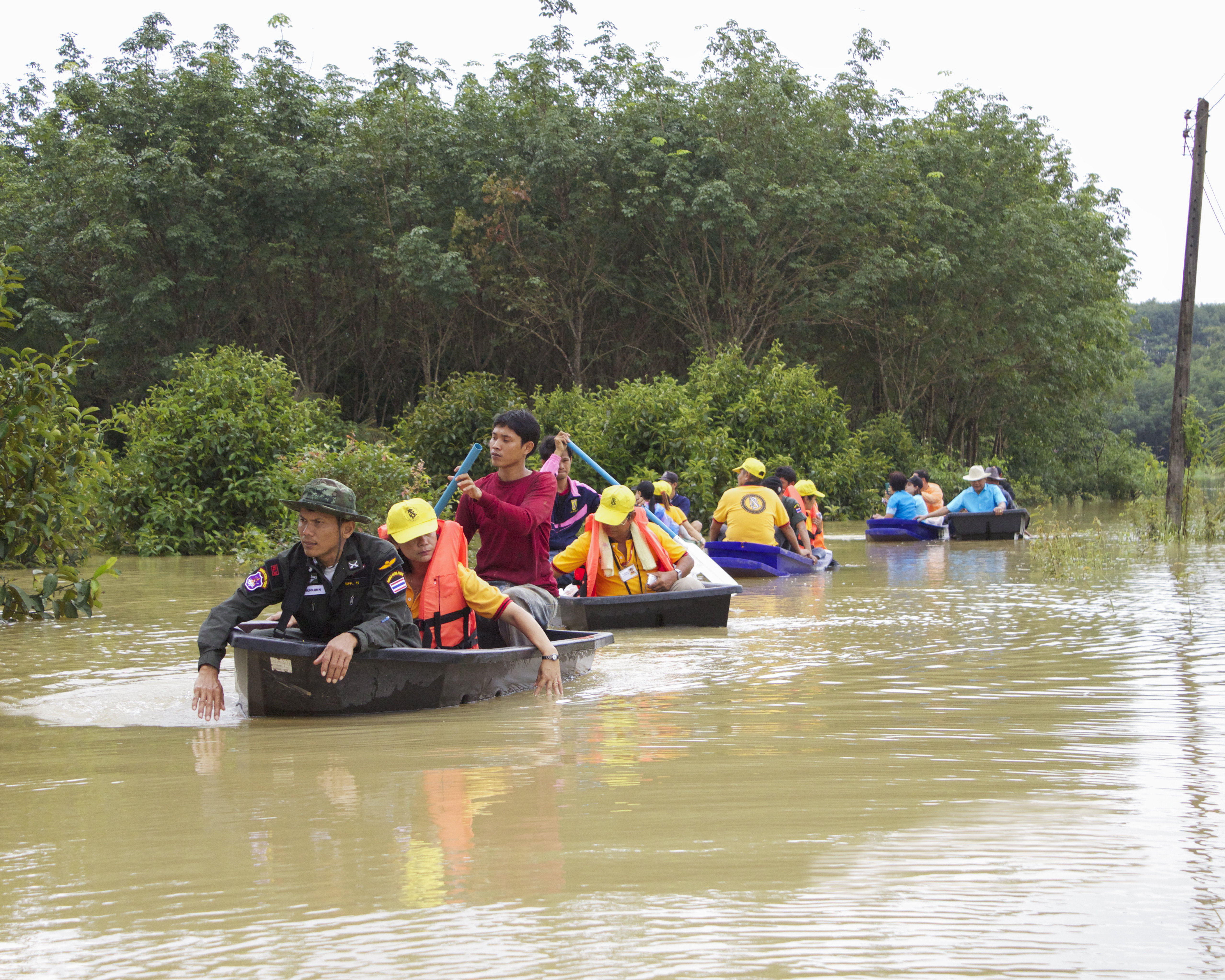 Scientology Volunteer Ministers of Si Racha, Thailand, helped transport food and supplies to those stranded by the 2011 monsoon.