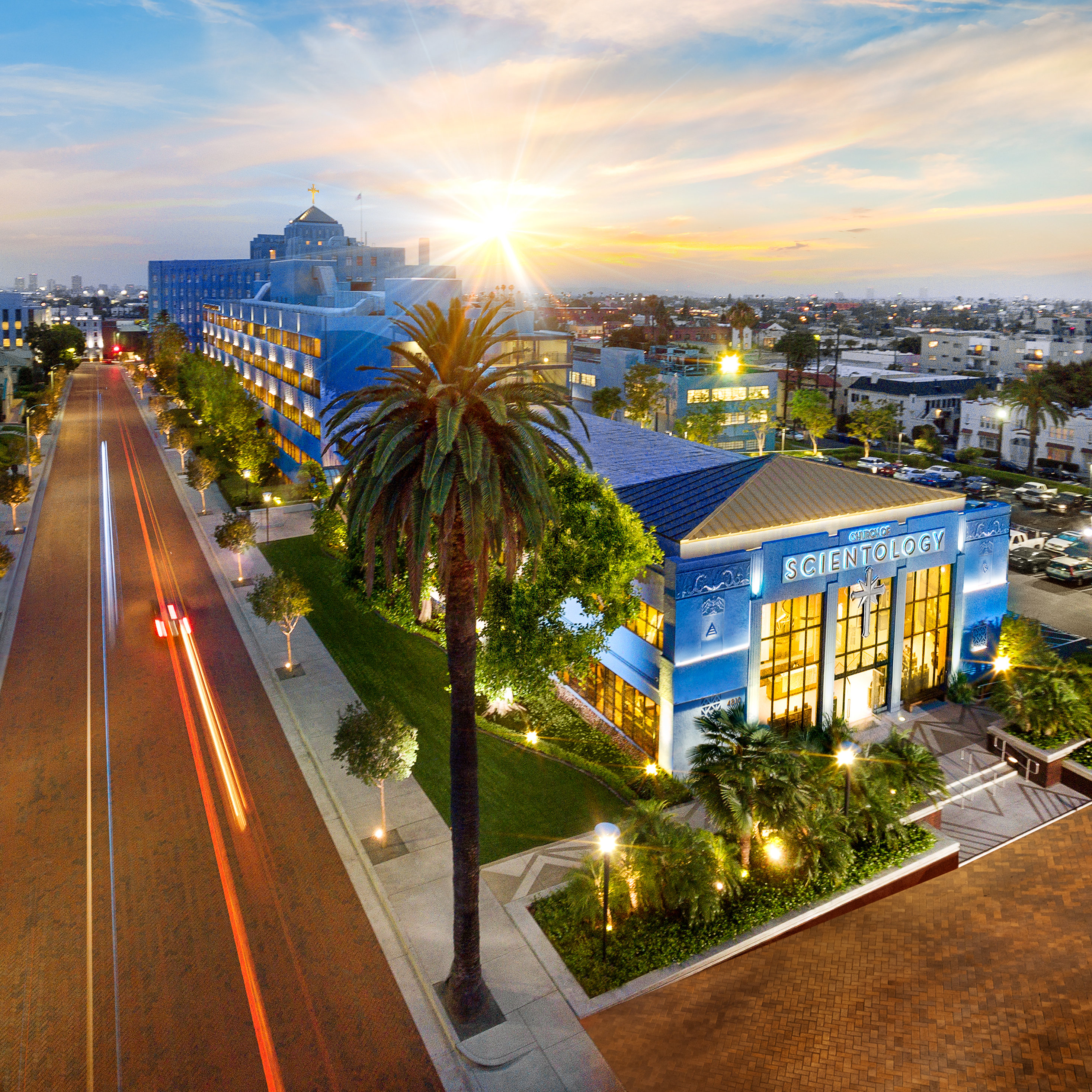 Los Angeles Zuschauer erhalten vollständigen Zugang zu den Räumlichkeiten und Aktivitäten im Innern der Scientology Kirche an der Kreuzung L. Ron Hubbard Way und Sunset Boulevard.
