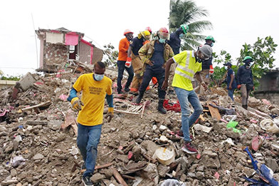I byen Les Cayes, nær katastrofens epicenter, arbejder Frivillige Hjælpere sammen med beredskabet for at søge efter overlevende i murbrokkerne.