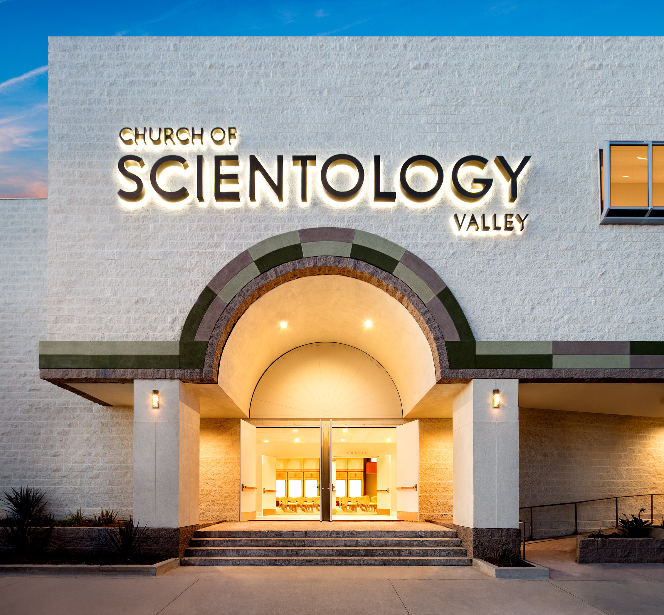 Scientology Kyrkan I Valley   Scientology Valley Chapel Enterance D8A1276 