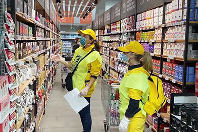 VM’s in Padova, Italië, kopen boodschappen voor ouderen en gezinnen.