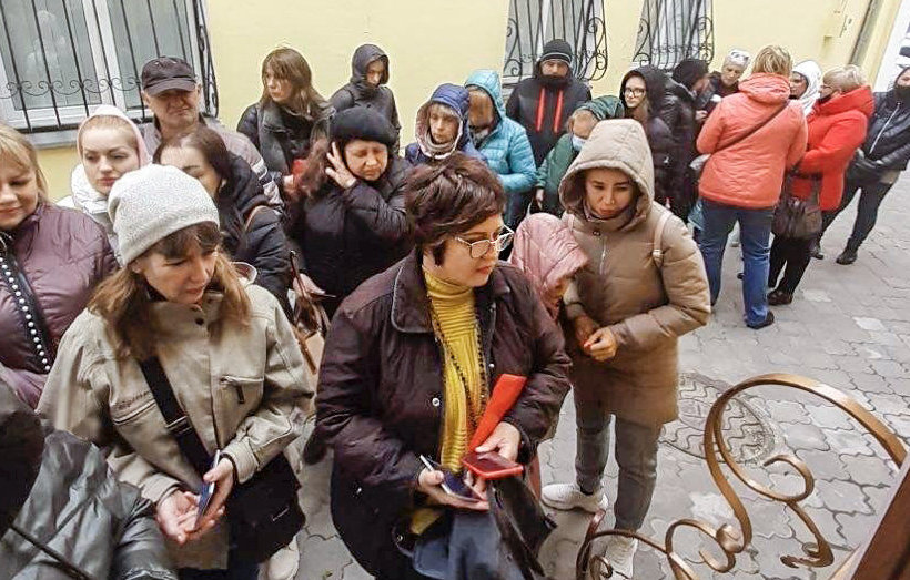 食料と必需品を求める避難民の列は、仮設避難所と流通地点として機能するモルドバのキシナウのScientologyミッションにまで達します。
