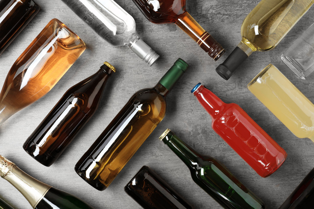 Foto of alcohol bottles in a pattern
