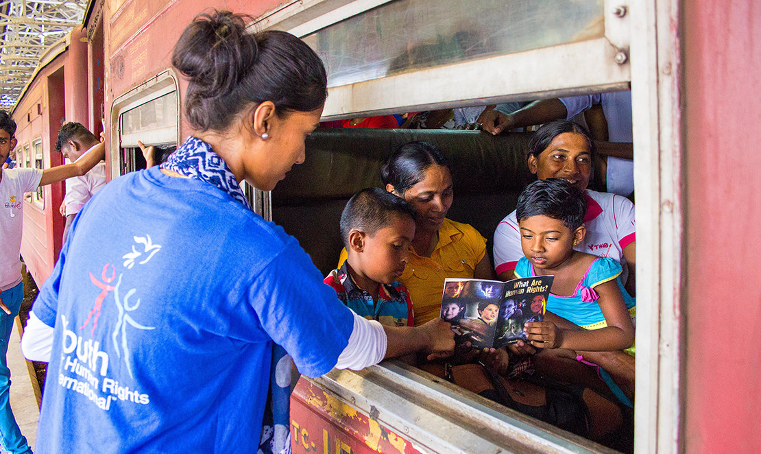Distribuição de folhetos dos direitos humanos no Sri Lanka