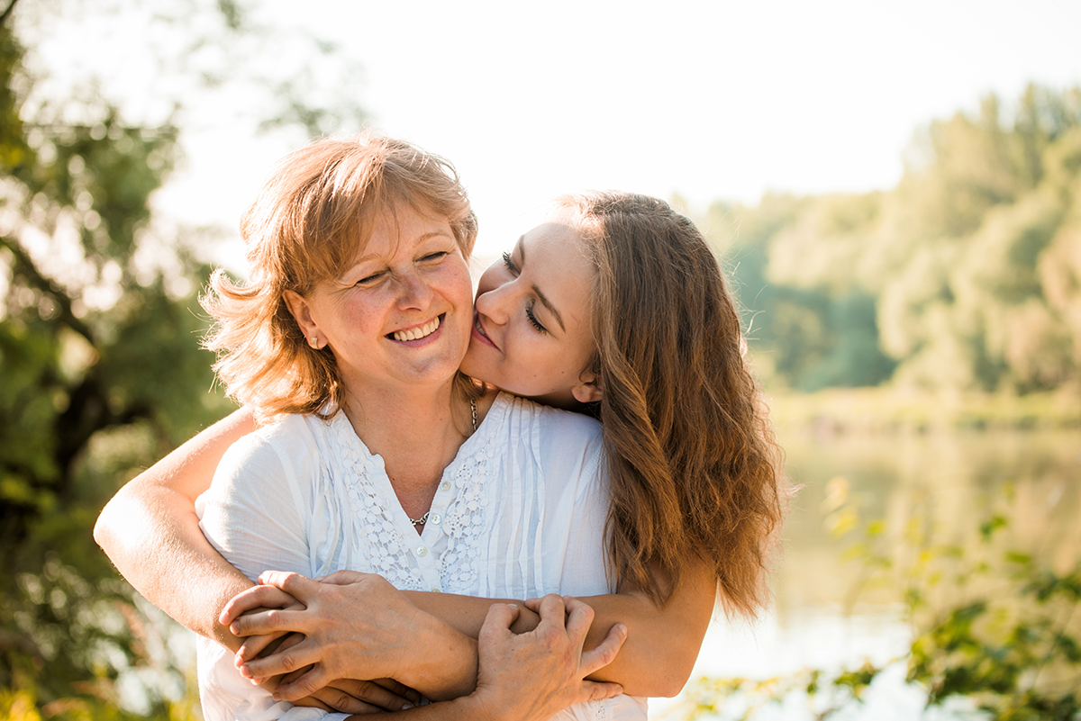 Family mom. Мама и дочка. Объятия мамы. Объятия мамы и ребенка. Объятия мамы и Дочки.