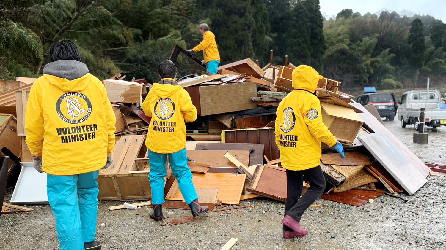 Eine Schlange von Flüchtlingen, die auf der Suche nach Nahrung und lebenswichtigen Hilfsgütern sind, kommt in der Scientology Mission in Chişinӑu, Moldawien, an, die als vorübergehender Unterschlupf und Verteilungspunkt dient.