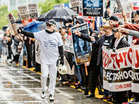 Jan Eastgate, el reverendo Fred Shaw y el reverendo Alfreddie Johnson con el Obispo Desmond Tutu en Sudáfrica