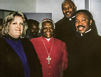 Jan Eastgate, eerw. Fred Shaw en eerw. Alfreddie Johnson met bisschop Desmond Tutu in Zuid-Afrika