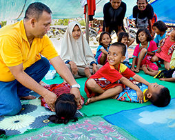 嵐の中の明るい光、子供たちは他の人々を助けることを学ぶ