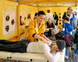 ΦΑΡΟΣ ΠΡΑΚΤΙΚΗΣ ΒΟΗΘΕΙΑΣ ΛΑΜΠΕΙ ΚΑΘΩΣ ΟΙ ΕΘΕΛΟΝΤΕΣ ΛΕΙΤΟΥΡΓΟΙ ΒΡΙΣΚΟΝΤΑΙ ΣΤΗΝ ΚΑΡΔΙΑ ΤΗΣ ΚΟΠΕΓΧΑΓΗΣ