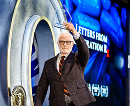 El productor/director Kevin Miller acepta el Premio de Derechos Humanos de CCHR