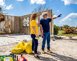 EINER COMMUNITY IN KANSAS HELFEN, DIE STÜCKE WIEDER ZUSAMMENZULESEN