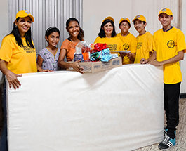 UNA CARPA AMARILLO BRILLANTE EN LA FRONTERA COLOMBIANA TRAE ESPERANZA A LOS VENEZOLANOS