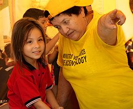 コロンビアの国境の明るく輝く黄色いテントがベネズエラの人々に希望をもたらす