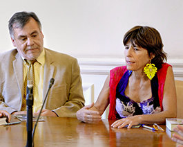 El productor/director Kevin Miller acepta el Premio de Derechos Humanos de CCHR