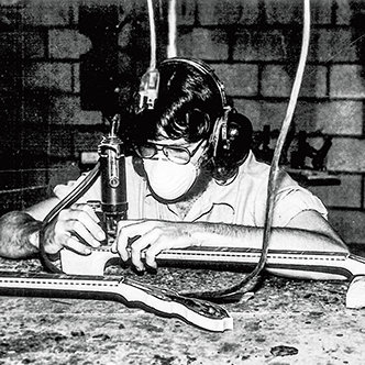 Chuck Deering aprende a fazer banjos calicos