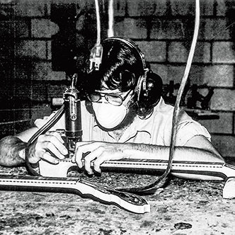 查克．狄林學習製作琴頸