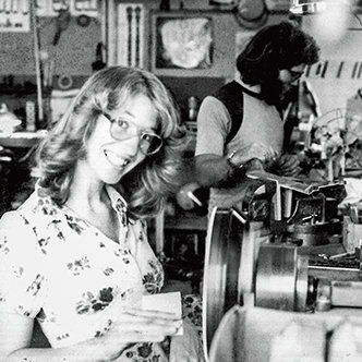 Janet Deering sliper en beholder på en snurrende dreiebenk