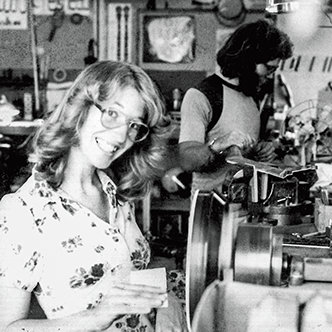 Janet Deering a lixar uma caixa