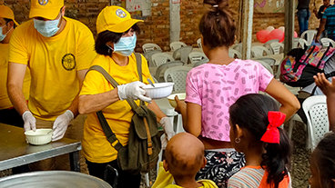 UNE TENTE JAUNE VIF SUR LA FRONTIÈRE COLOMBIENNE APPORTE DE L’ESPOIR AUX VÉNÉZUÉLIENS