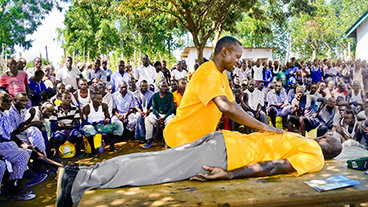 LOS MINISTROS VOLUNTARIOS LLEVAN NUEVA ESPERANZA A LOS RECLUSOS EN KENIA