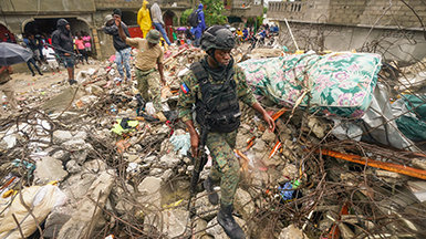 Frivillige Hjælpere bringer øjeblikkelig hjælp efter et jordskælv på 7,2 i Haiti